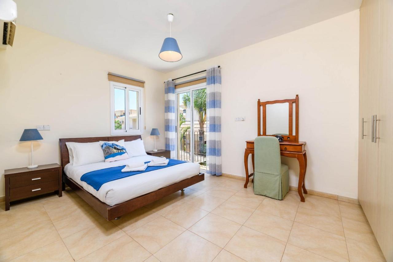 Blue Water Bay Villas Paralimni Exterior foto