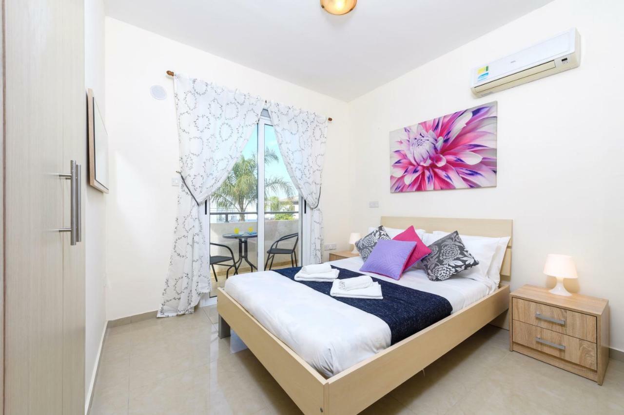 Blue Water Bay Villas Paralimni Exterior foto