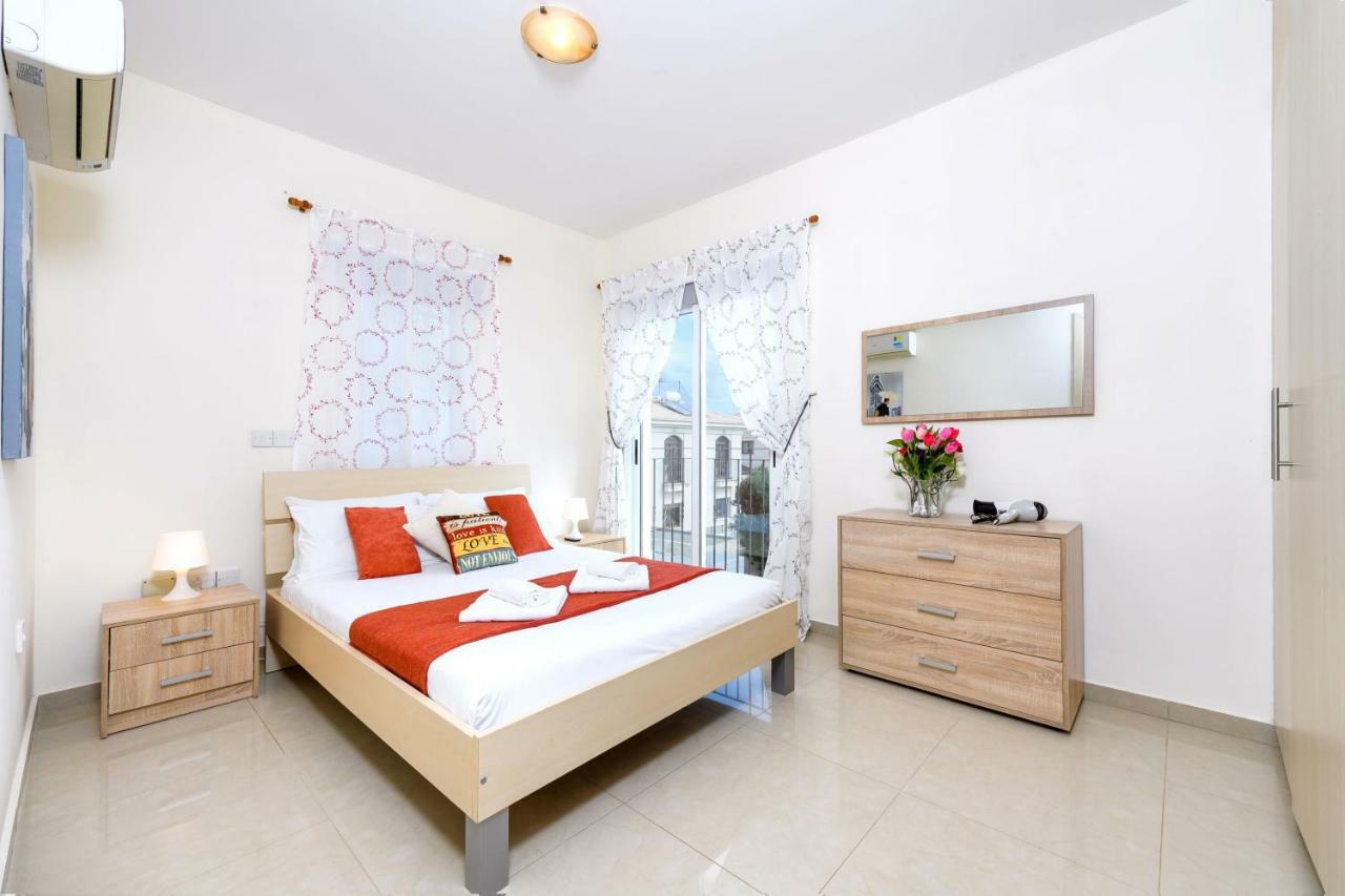 Blue Water Bay Villas Paralimni Exterior foto