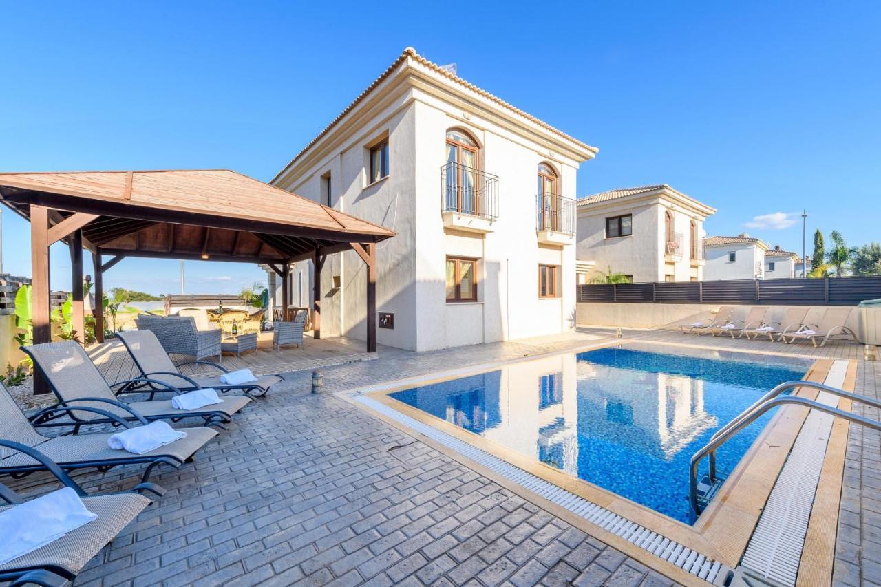 Blue Water Bay Villas Paralimni Exterior foto