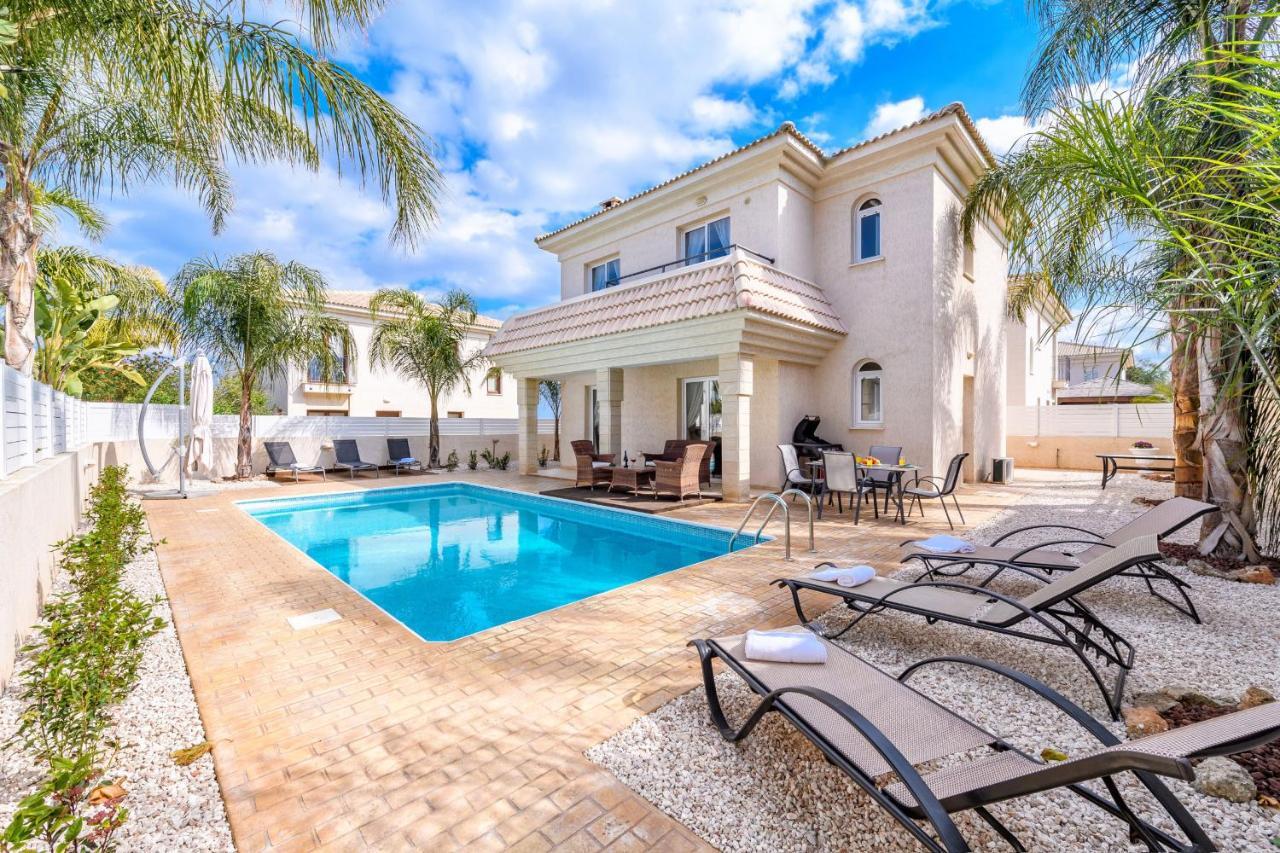 Blue Water Bay Villas Paralimni Exterior foto