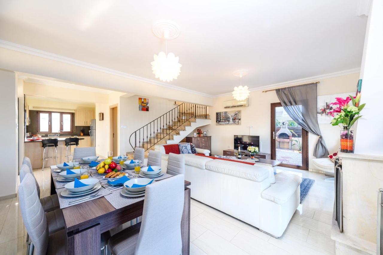 Blue Water Bay Villas Paralimni Exterior foto