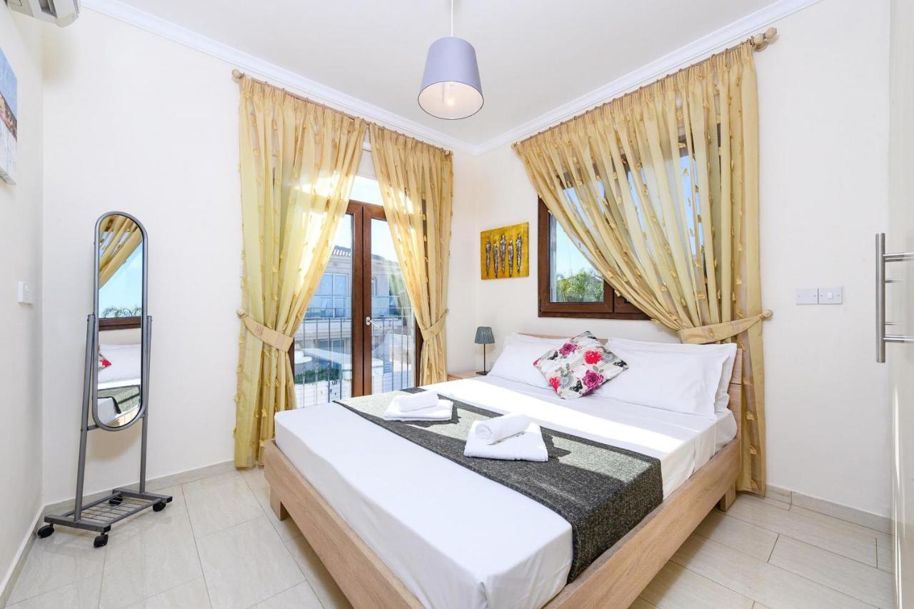 Blue Water Bay Villas Paralimni Exterior foto