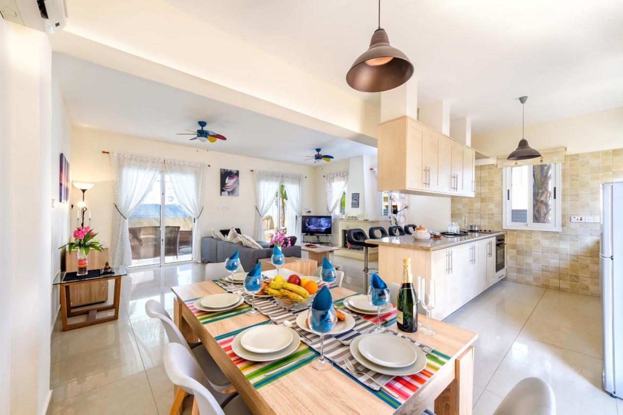 Blue Water Bay Villas Paralimni Exterior foto