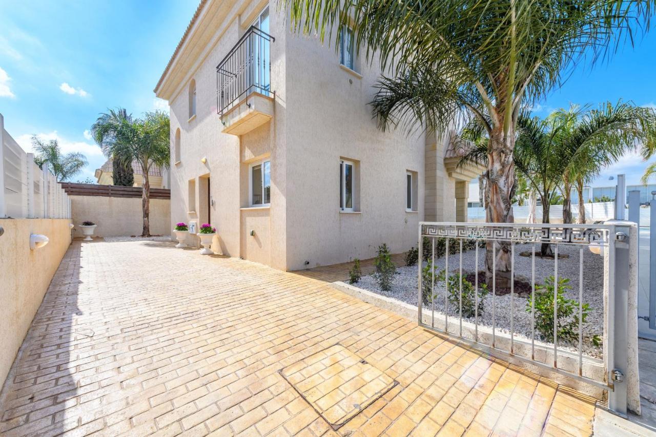 Blue Water Bay Villas Paralimni Exterior foto