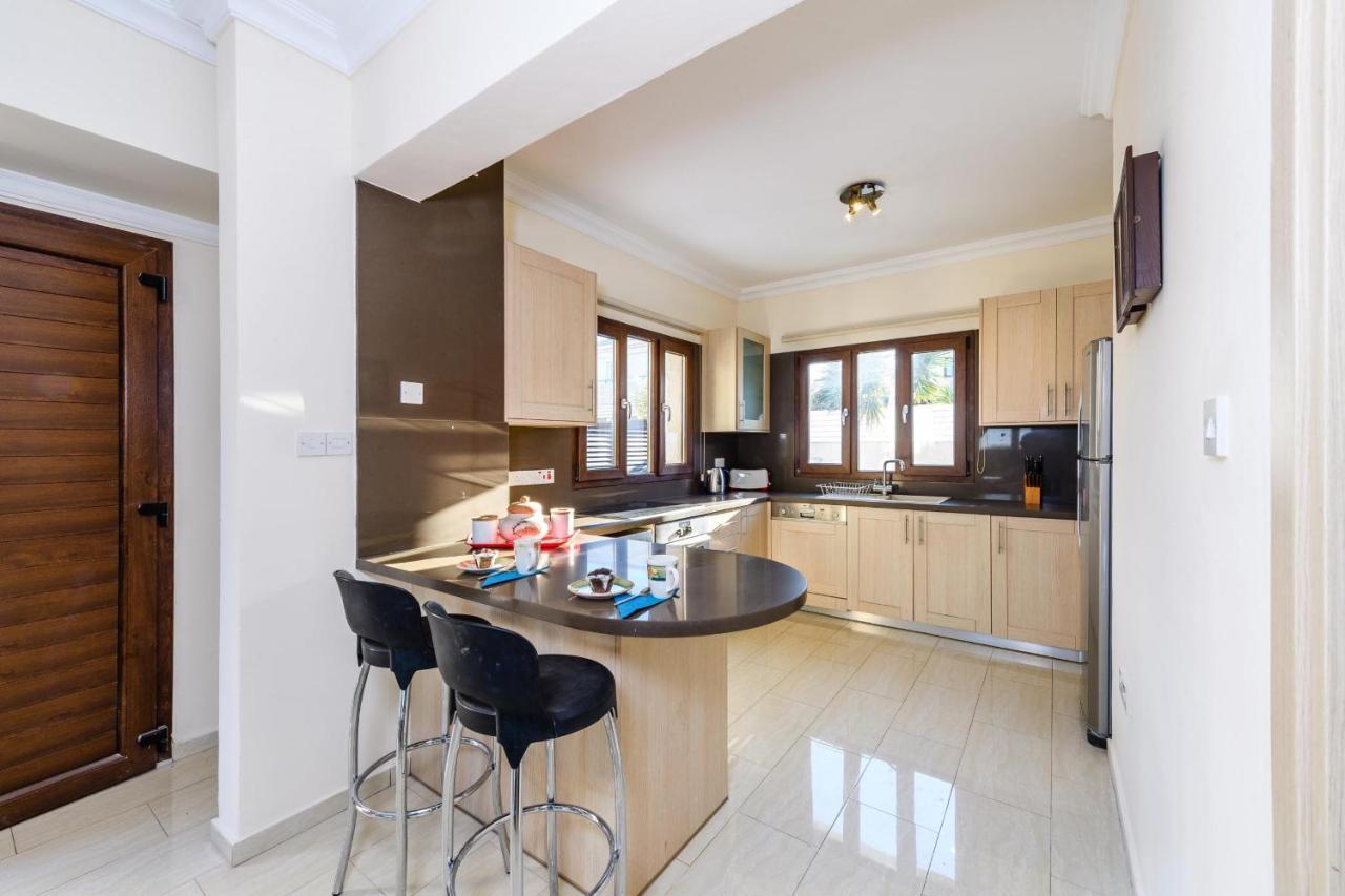 Blue Water Bay Villas Paralimni Exterior foto