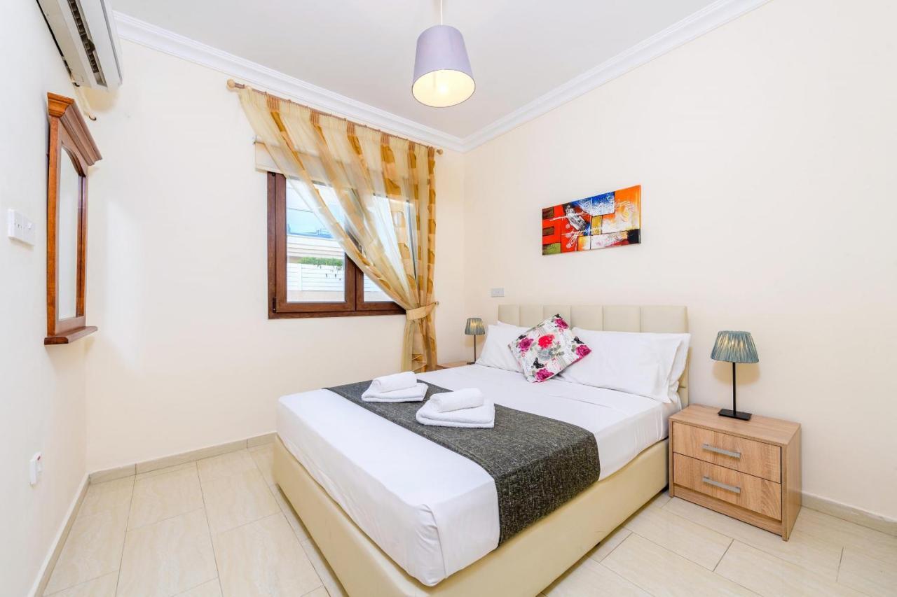 Blue Water Bay Villas Paralimni Exterior foto