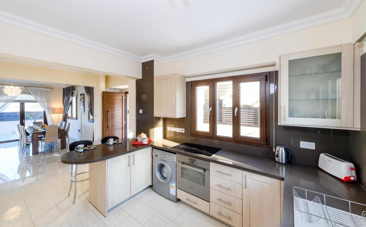 Blue Water Bay Villas Paralimni Exterior foto