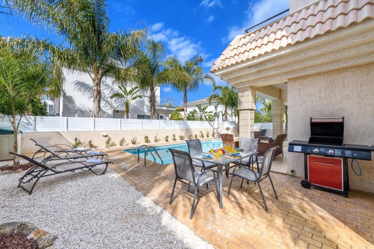 Blue Water Bay Villas Paralimni Exterior foto