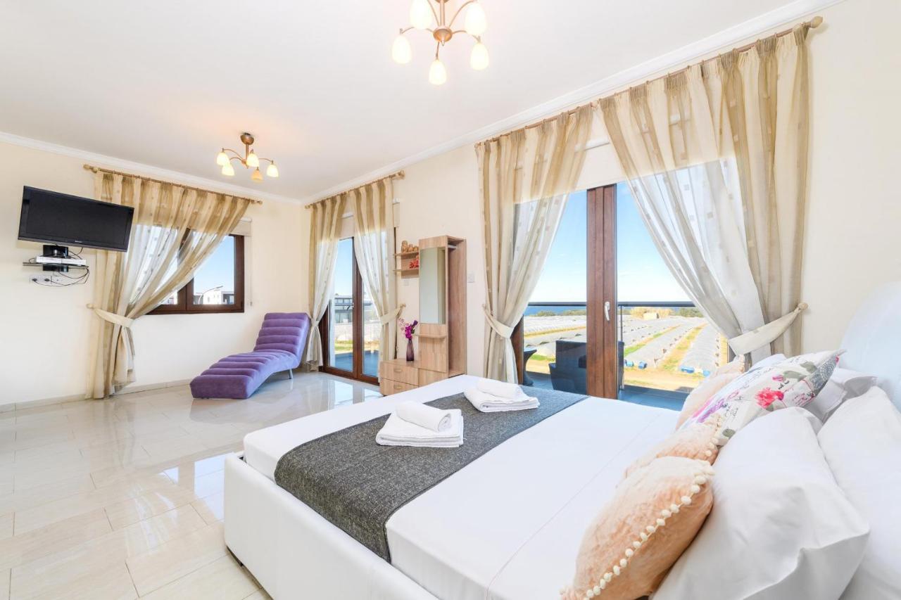 Blue Water Bay Villas Paralimni Exterior foto